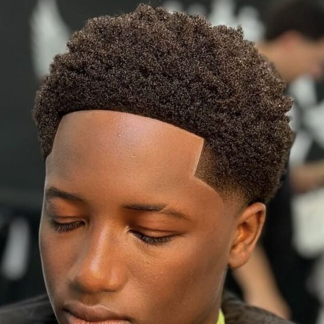 Coupe afro avec contours nets - Univers Coiffure Bry-sur-Marne